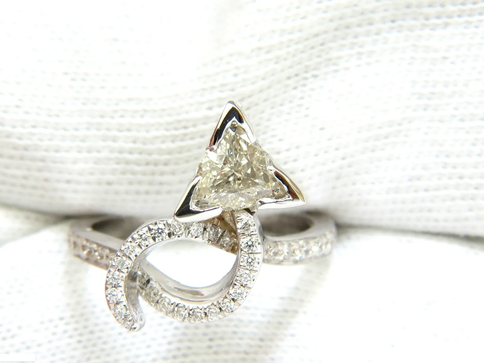 1.56CT TRILLIANT DIAMOND CROSSOVER RING MODERN ERA 14KT