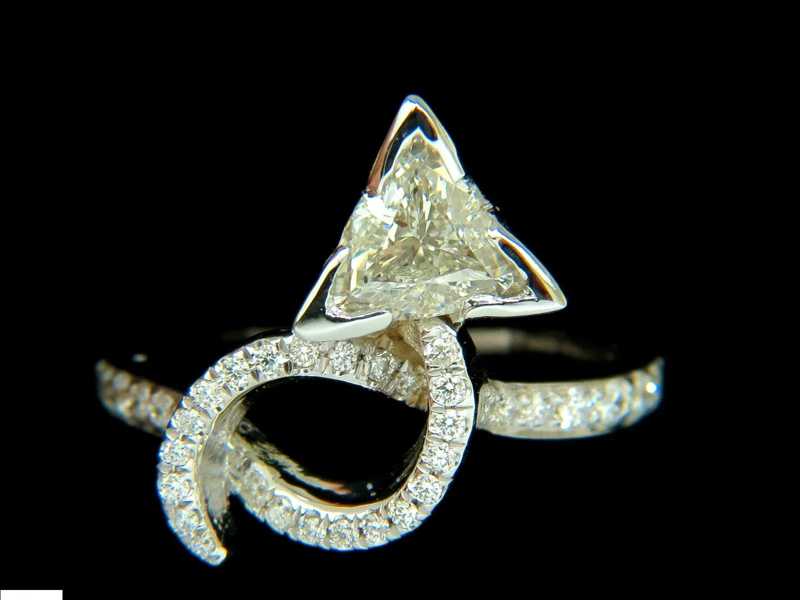 1.56CT TRILLIANT DIAMOND CROSSOVER RING MODERN ERA 14KT