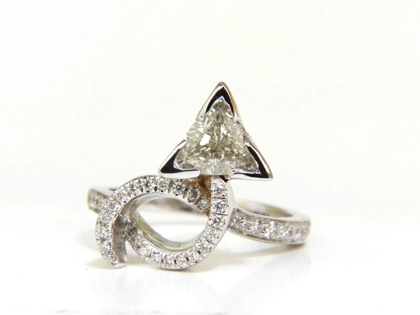 1.56CT TRILLIANT DIAMOND CROSSOVER RING MODERN ERA 14KT