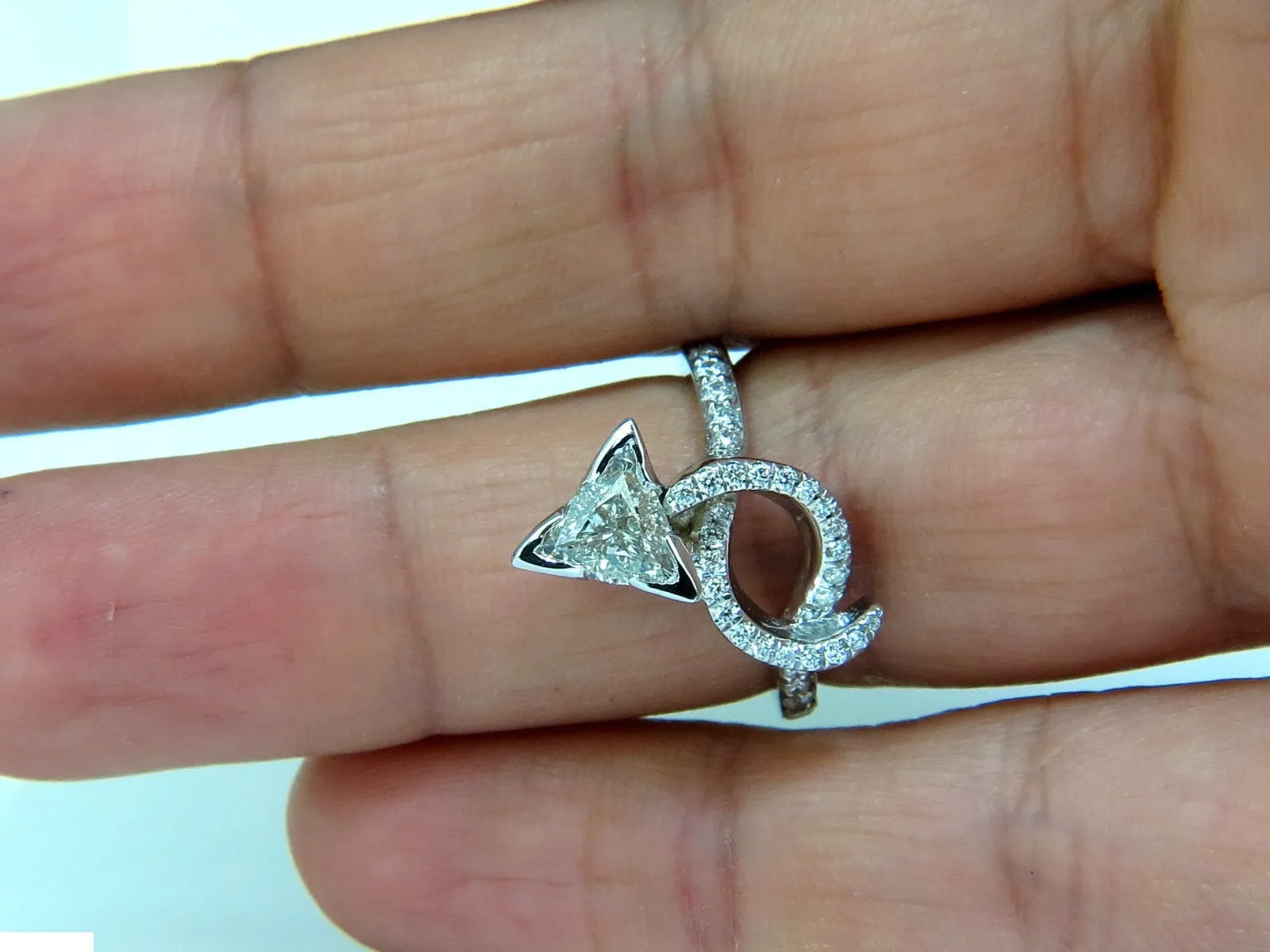 1.56CT TRILLIANT DIAMOND CROSSOVER RING MODERN ERA 14KT