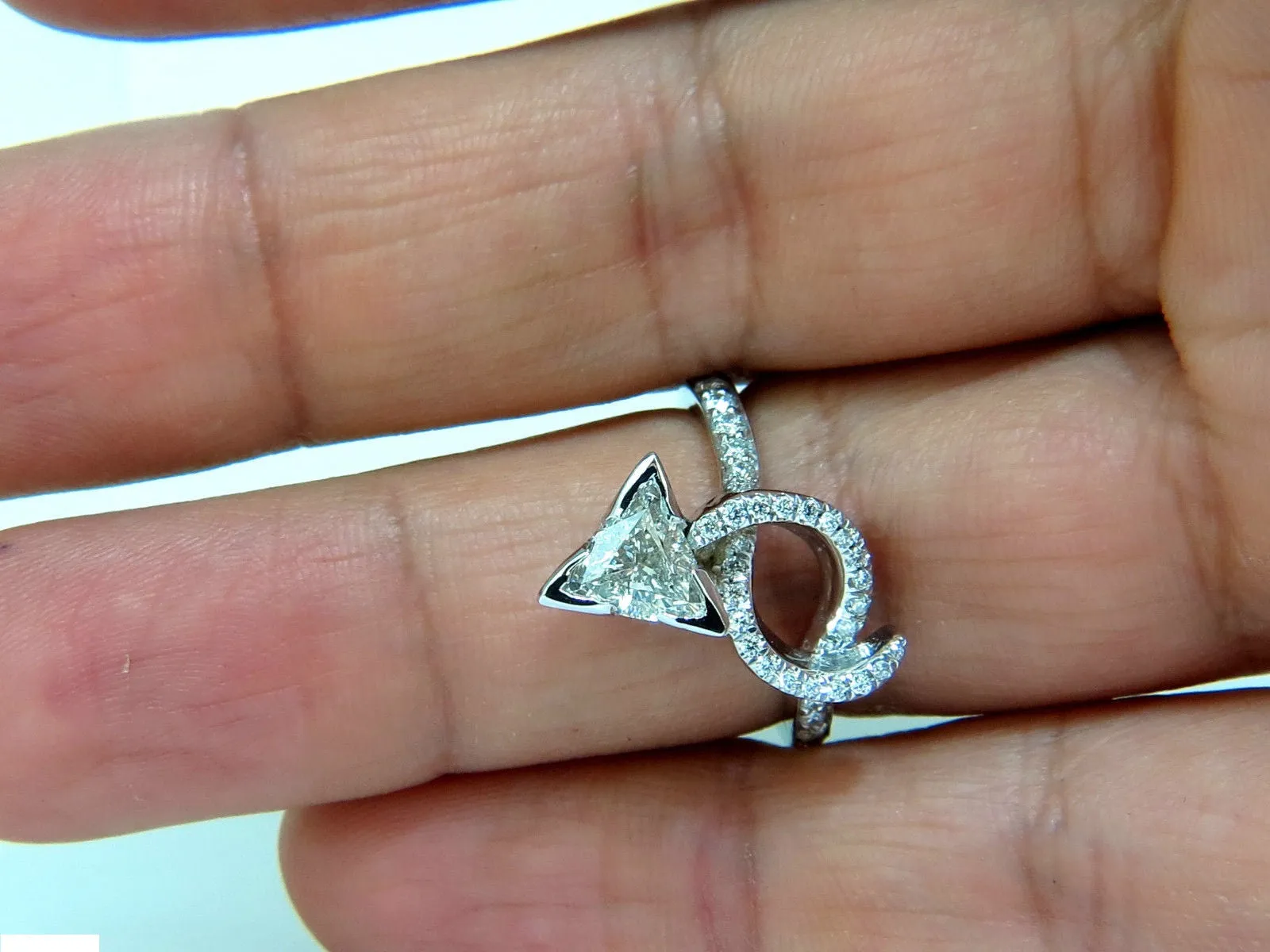 1.56CT TRILLIANT DIAMOND CROSSOVER RING MODERN ERA 14KT