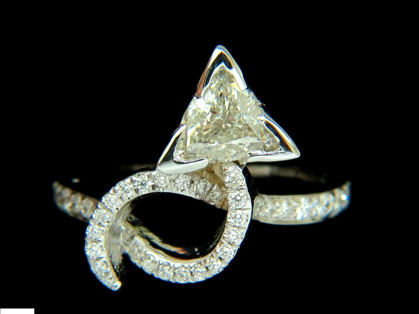 1.56CT TRILLIANT DIAMOND CROSSOVER RING MODERN ERA 14KT