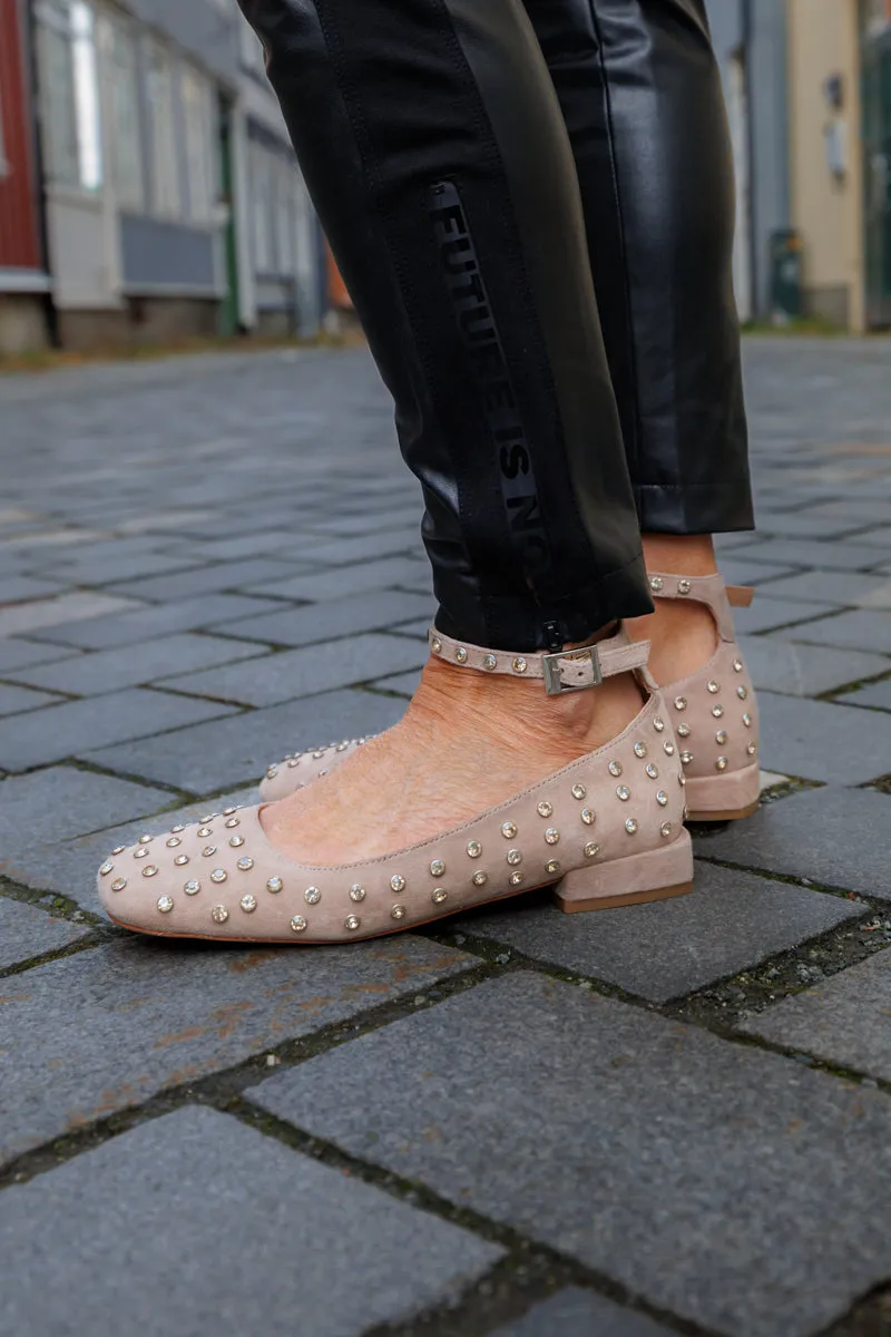 Alma en pena Ballerina i beige semsket skinn med strasstener i gull, ankelrem og butt tå