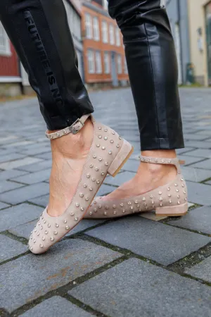 Alma en pena Ballerina i beige semsket skinn med strasstener i gull, ankelrem og butt tå