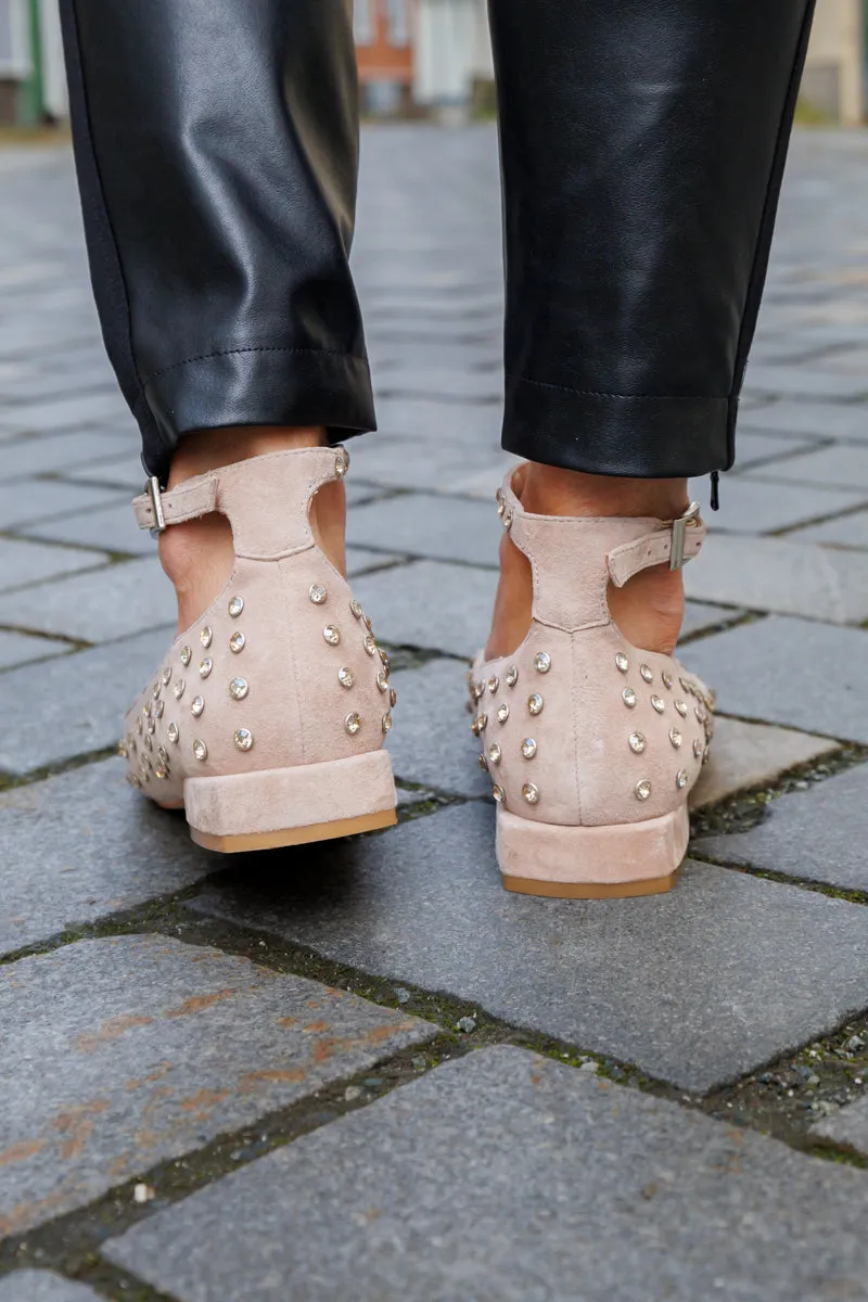 Alma en pena Ballerina i beige semsket skinn med strasstener i gull, ankelrem og butt tå
