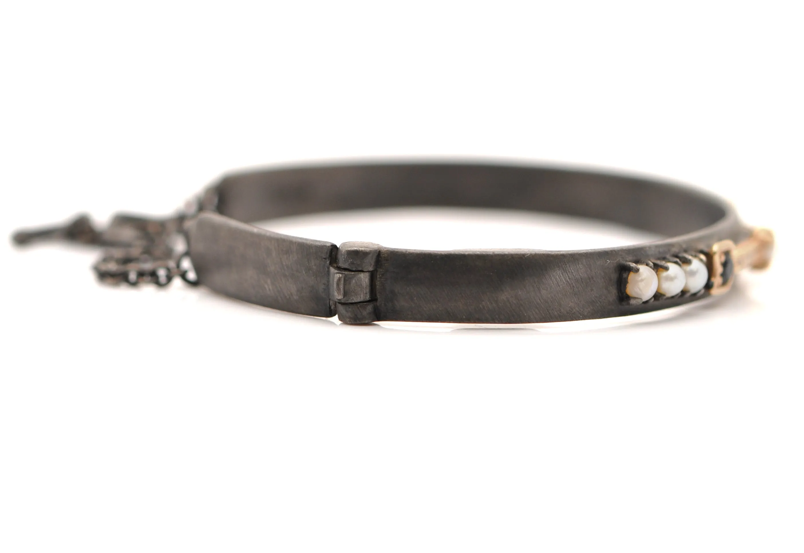 ARROW AND PEARLS KICK CUFF BRACELET