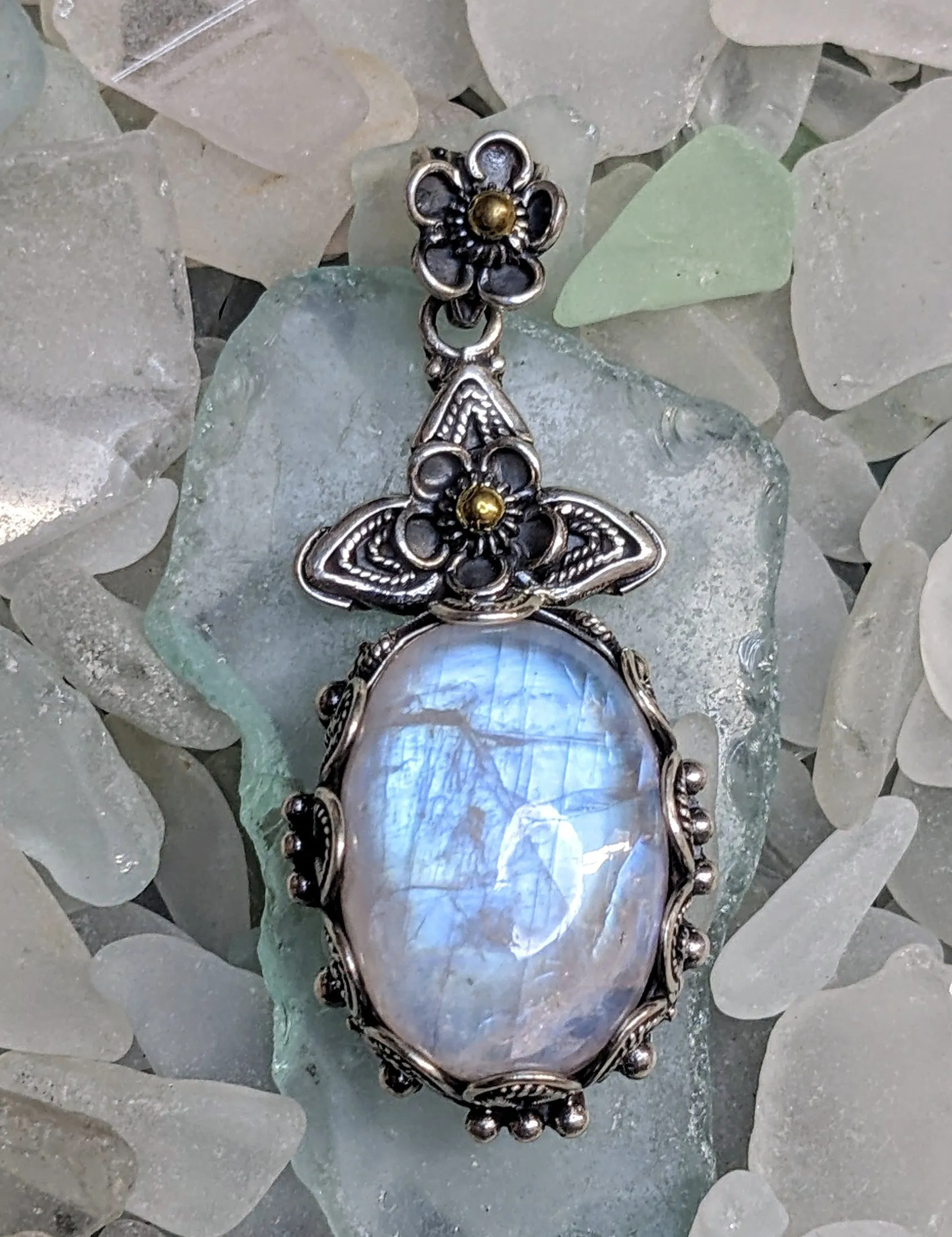 Artistic and Beautifully Crafted Moonstone and Gold Pendant