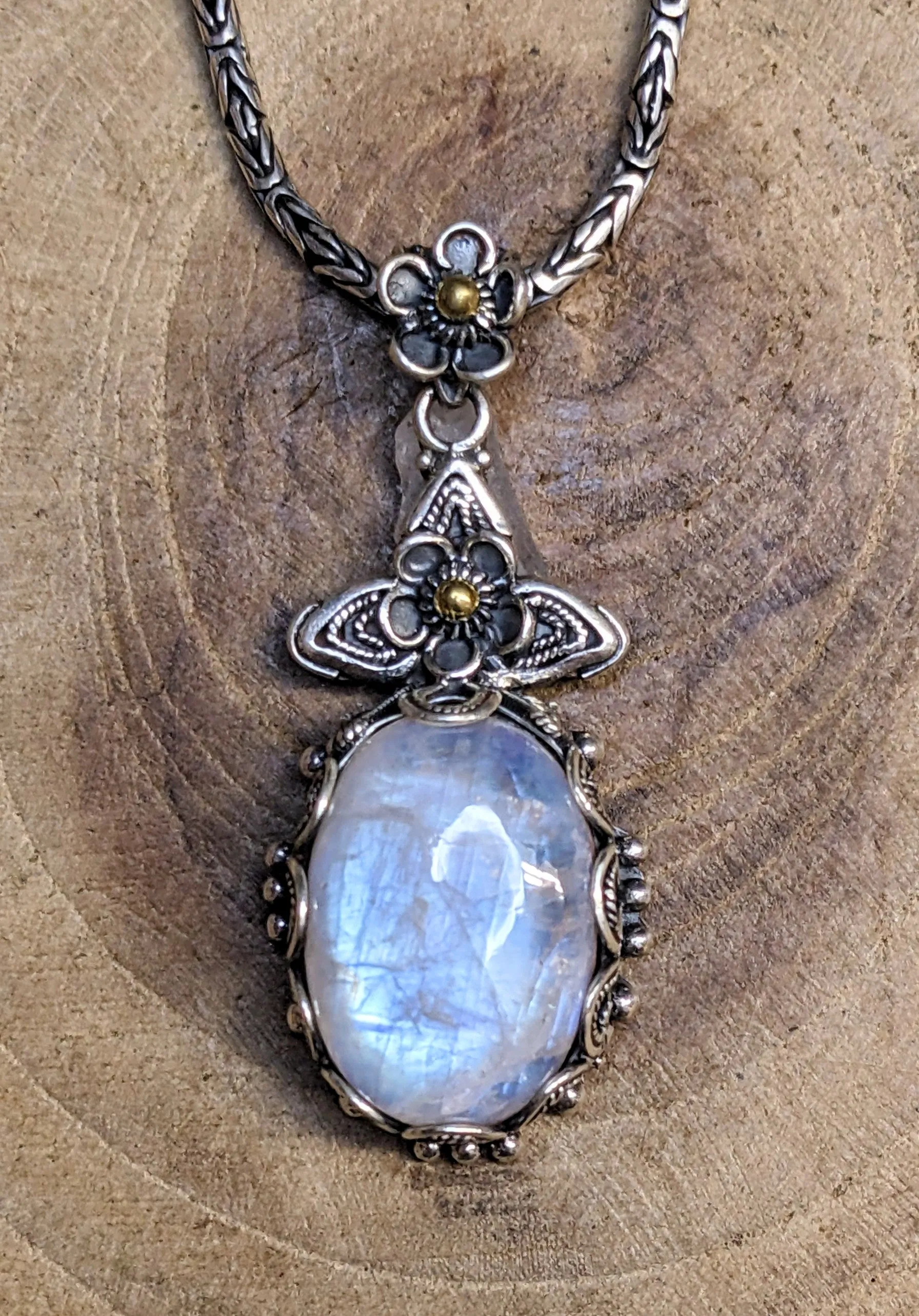 Artistic and Beautifully Crafted Moonstone and Gold Pendant