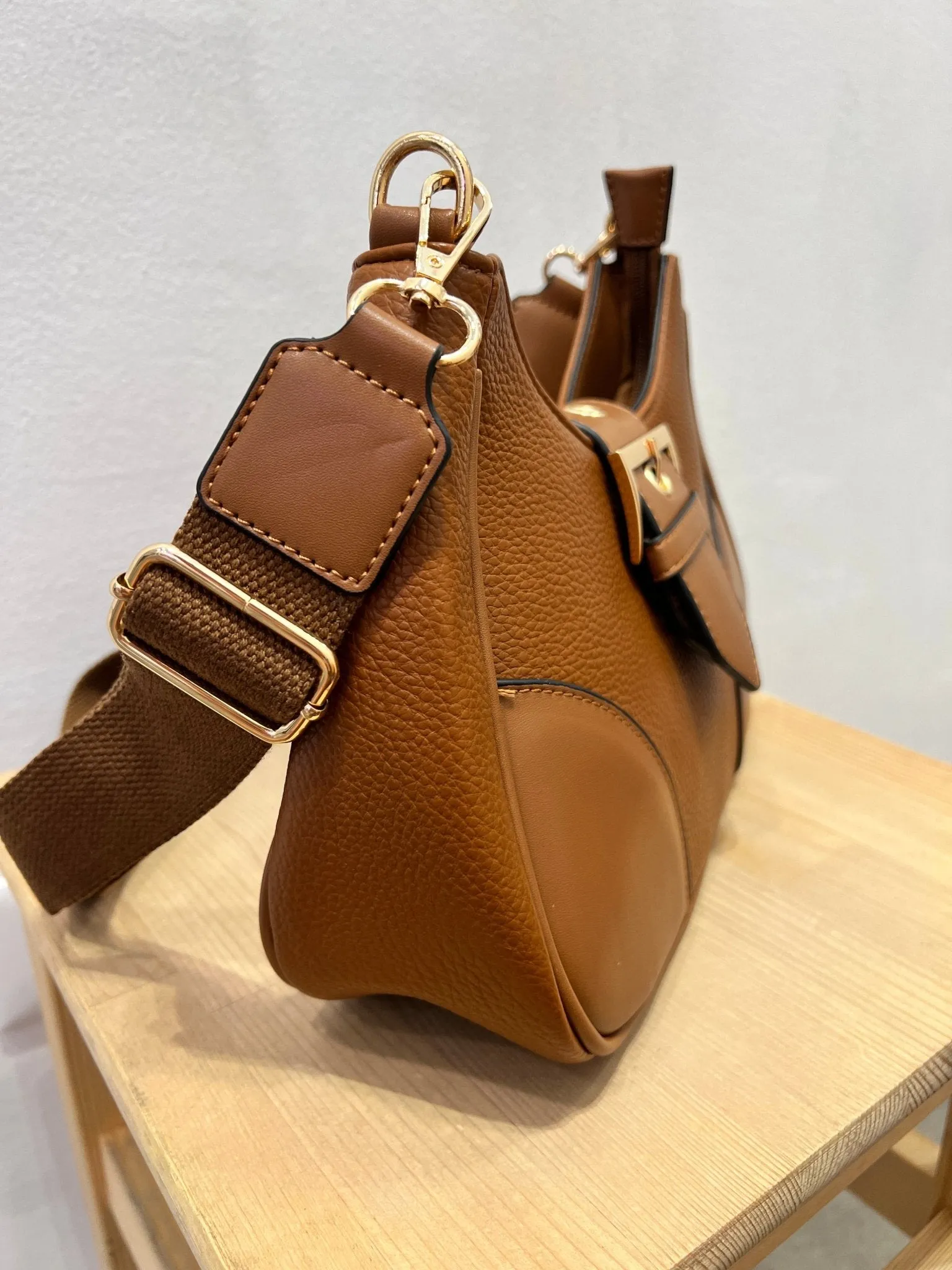 Borsa a tracolla marrone con maxi fibbia