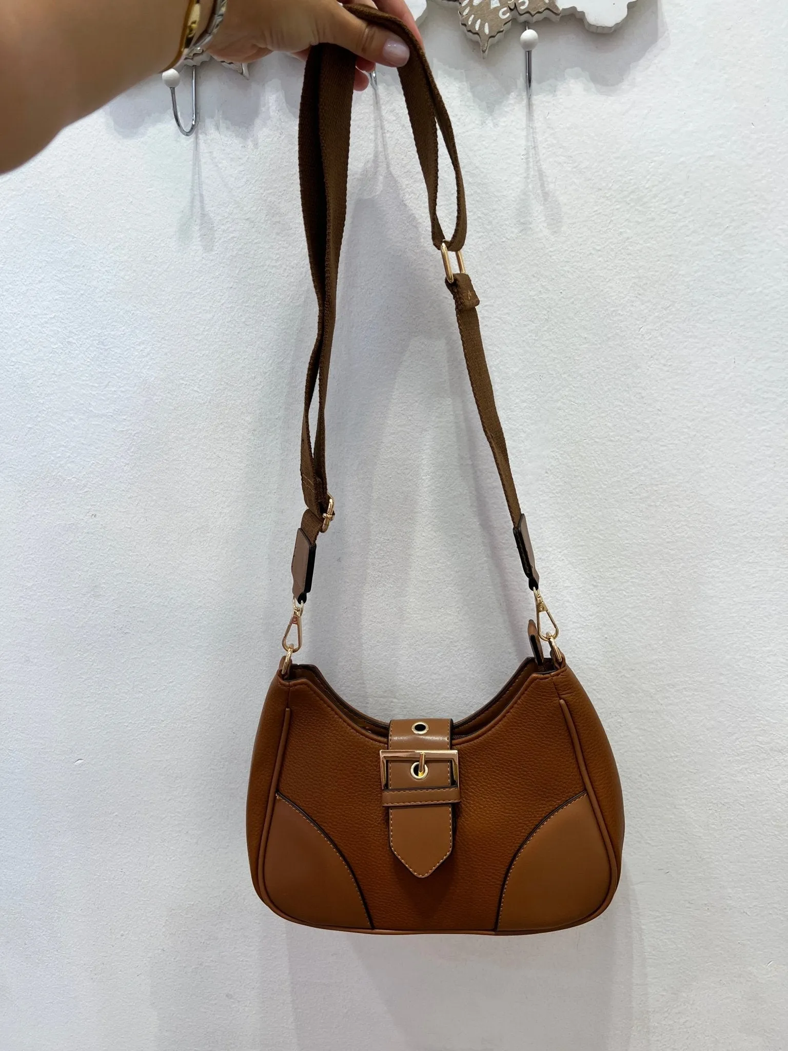 Borsa a tracolla marrone con maxi fibbia