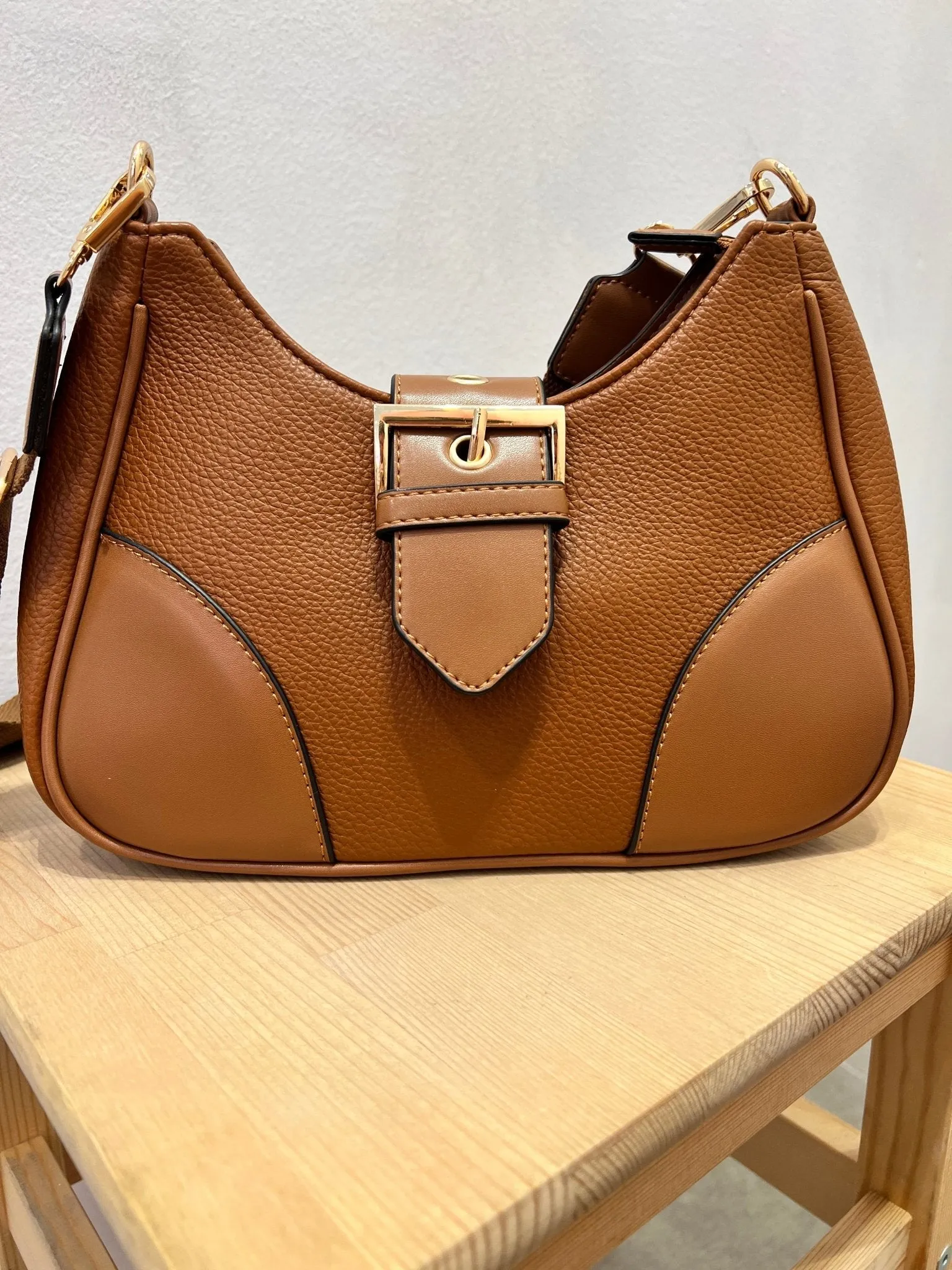 Borsa a tracolla marrone con maxi fibbia
