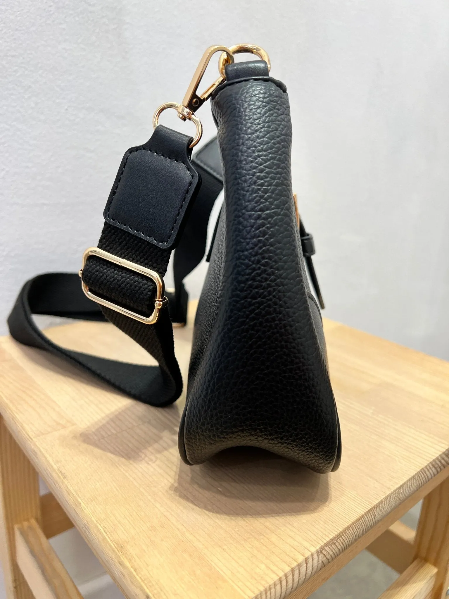 Borsa a tracolla nera con maxi fibbia