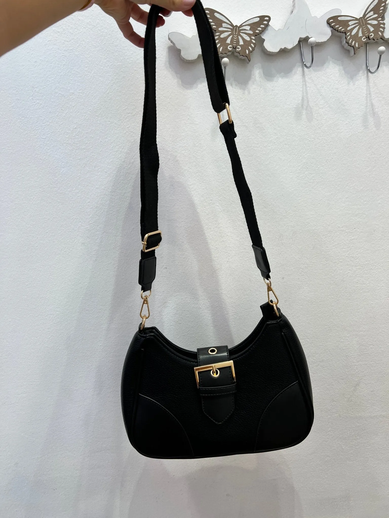 Borsa a tracolla nera con maxi fibbia