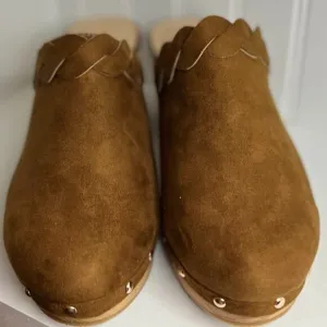 CHASE and CHLOE Woody Stud &amp; Scallop Clog in Tan Suede Size 8.5