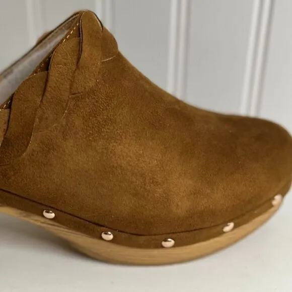 CHASE and CHLOE Woody Stud &amp; Scallop Clog in Tan Suede Size 8.5
