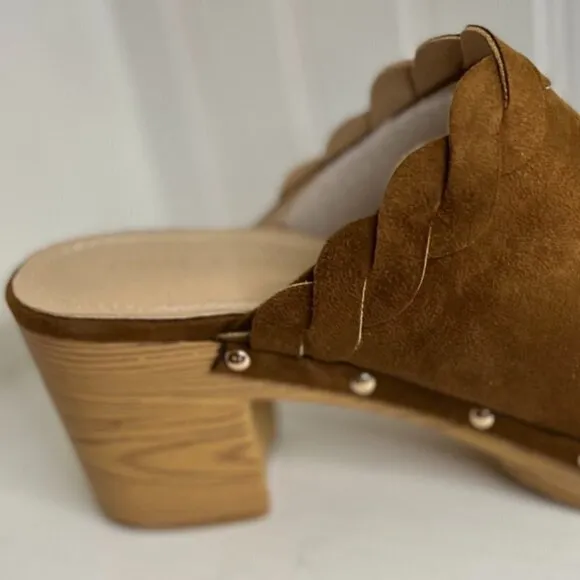 CHASE and CHLOE Woody Stud &amp; Scallop Clog in Tan Suede Size 8.5