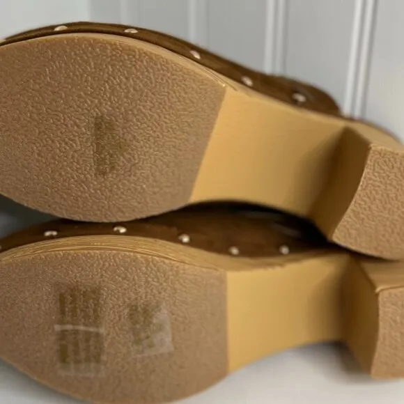 CHASE and CHLOE Woody Stud &amp; Scallop Clog in Tan Suede Size 8.5