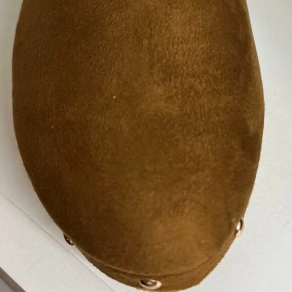 CHASE and CHLOE Woody Stud &amp; Scallop Clog in Tan Suede Size 8.5