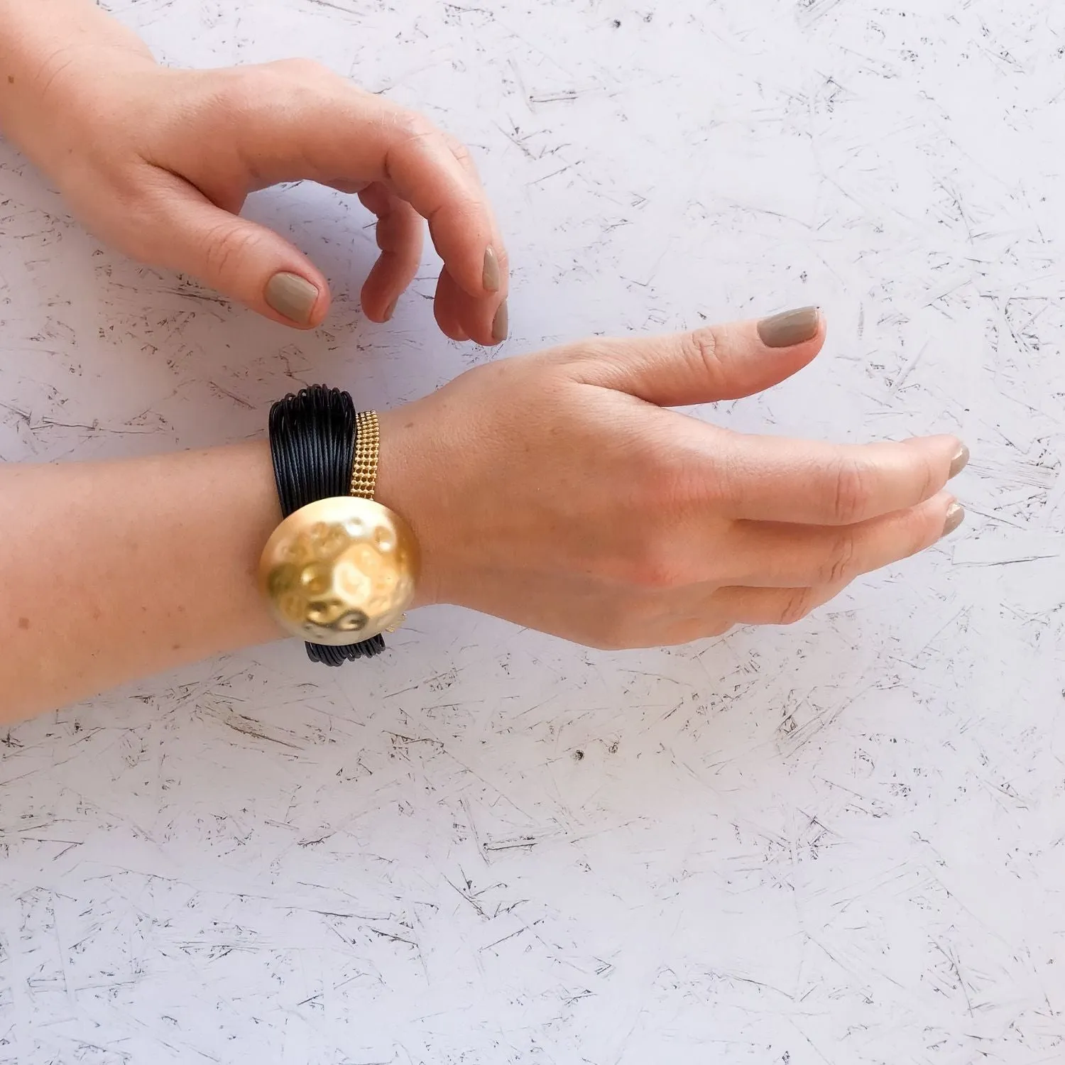 Kris - Bold black and gold pendant bracelet