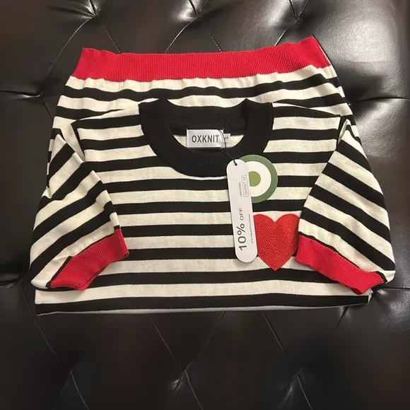 NEW Retro Styled Knitted Top with Black Stripes and Heart sz S