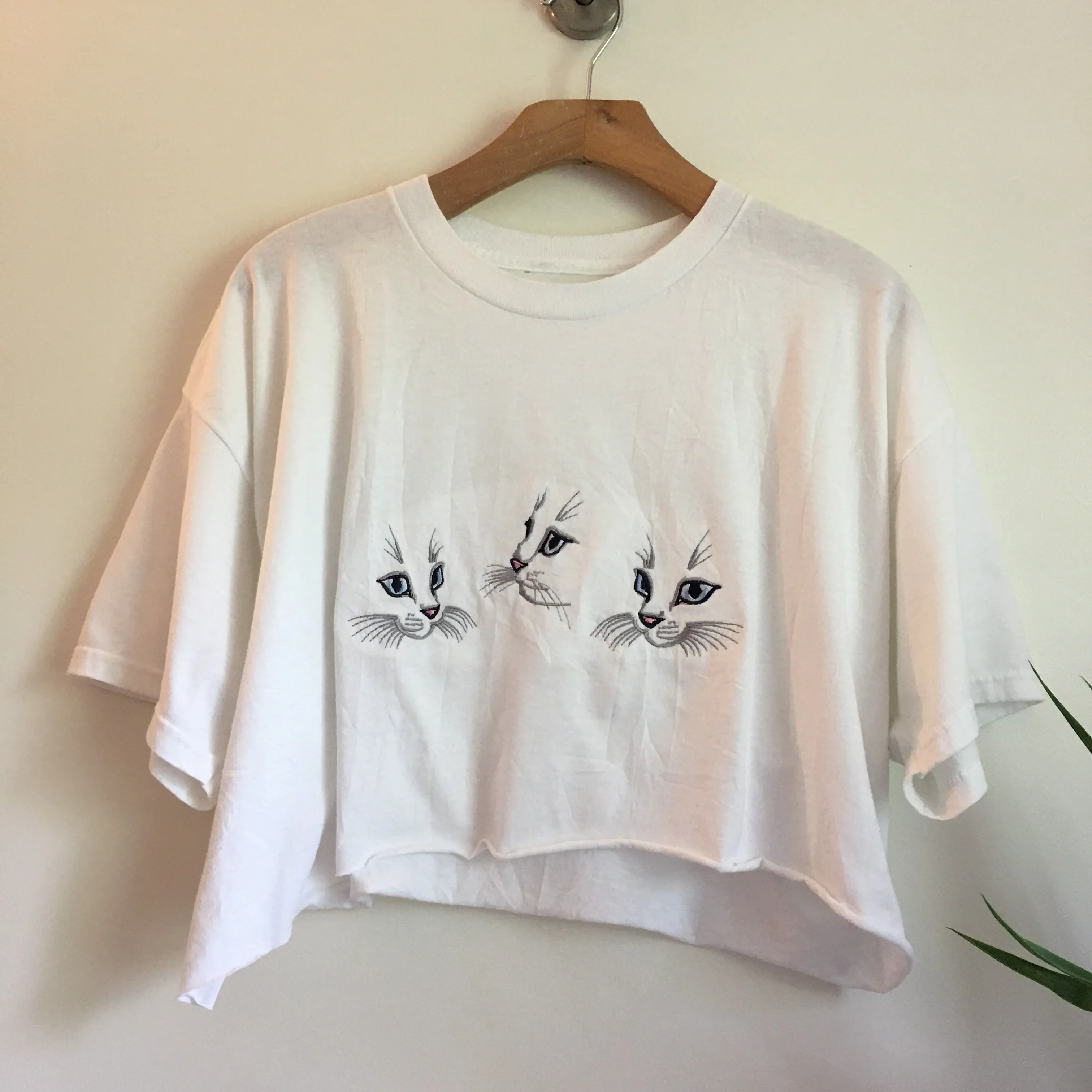 Vintage 80s 90s crew neck white KITTEN crop top tee // One Size